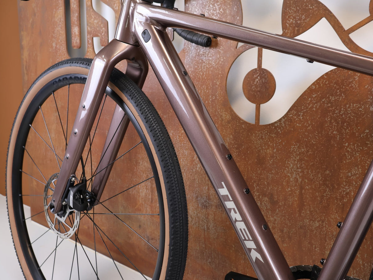 Gravel/Cyclocross von Trek, Trek Checkpoint ALR 5 Gen 3 Bronze Age SRAM Apex / XS vor USEDBIKES-OB.DE Hintergrund