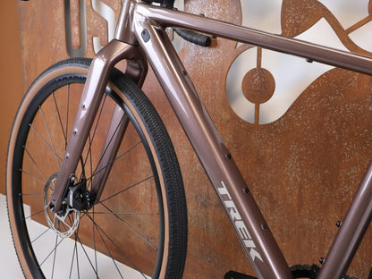 Gravel/Cyclocross von Trek, Trek Checkpoint ALR 5 Gen 3 Bronze Age SRAM Apex / XS vor USEDBIKES-OB.DE Hintergrund