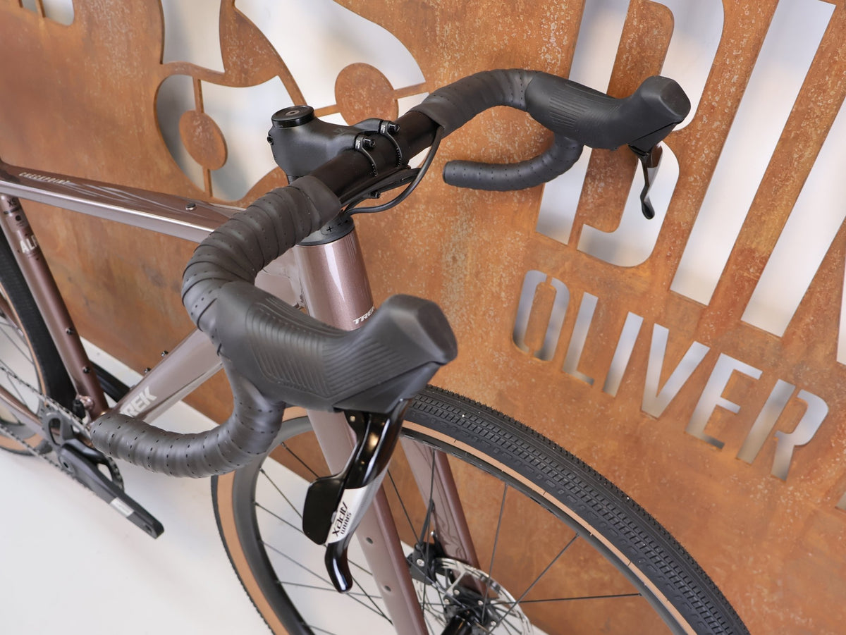 Gravel/Cyclocross von Trek, Trek Checkpoint ALR 5 Gen 3 Bronze Age SRAM Apex / XS vor USEDBIKES-OB.DE Hintergrund