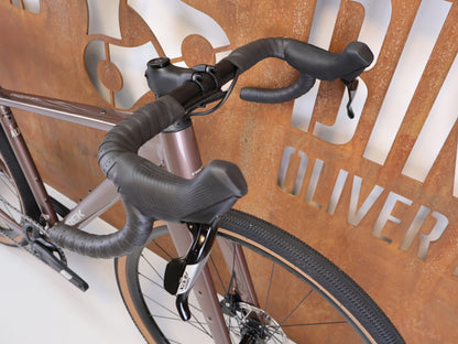 Gravel/Cyclocross von Trek, Trek Checkpoint ALR 5 Gen 3 Bronze Age SRAM Apex / XS vor USEDBIKES-OB.DE Hintergrund