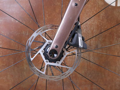 Gravel/Cyclocross von Trek, Trek Checkpoint ALR 5 Gen 3 Bronze Age SRAM Apex / XS vor USEDBIKES-OB.DE Hintergrund