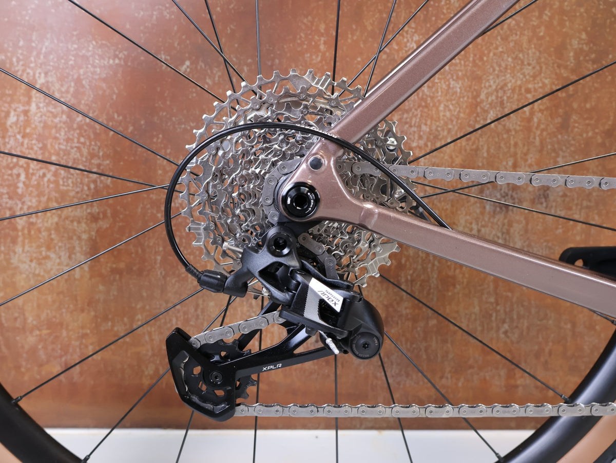Gravel/Cyclocross von Trek, Trek Checkpoint ALR 5 Gen 3 Bronze Age SRAM Apex / XS vor USEDBIKES-OB.DE Hintergrund