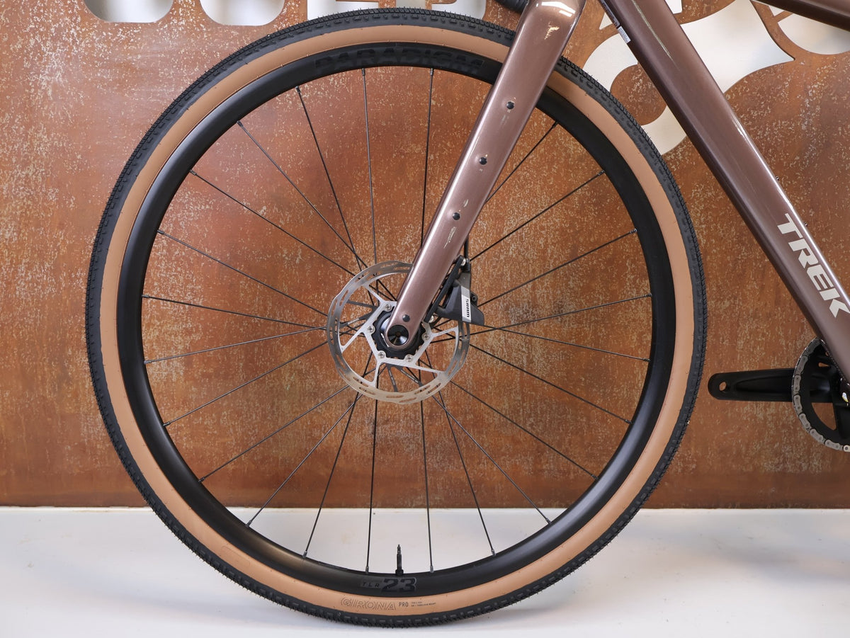 Gravel/Cyclocross von Trek, Trek Checkpoint ALR 5 Gen 3 Bronze Age SRAM Apex / XS vor USEDBIKES-OB.DE Hintergrund