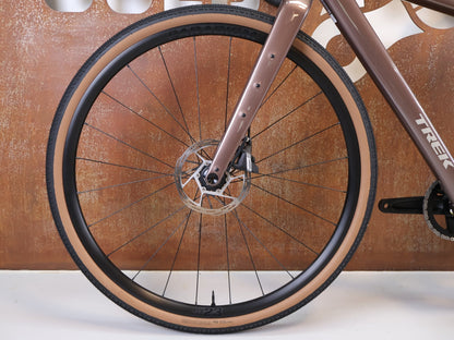 Gravel/Cyclocross von Trek, Trek Checkpoint ALR 5 Gen 3 Bronze Age SRAM Apex / XS vor USEDBIKES-OB.DE Hintergrund