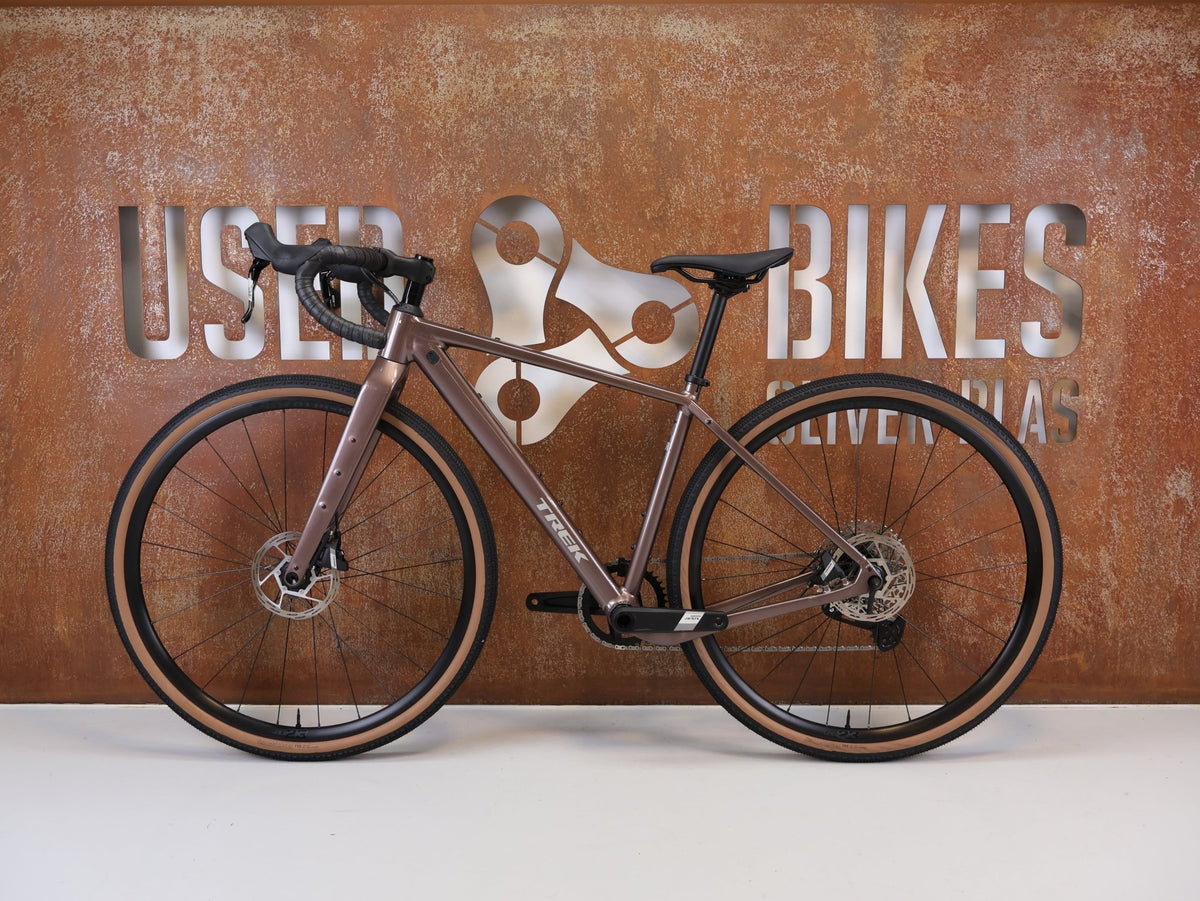 Gravel/Cyclocross von Trek, Trek Checkpoint ALR 5 Gen 3 Bronze Age SRAM Apex / XS vor USEDBIKES-OB.DE Hintergrund