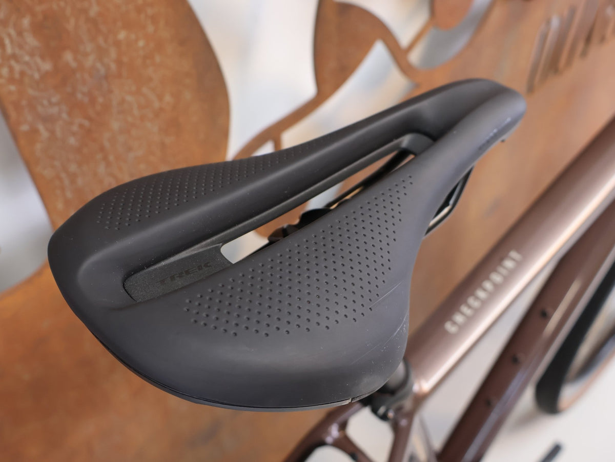 Gravel/Cyclocross von Trek, Trek Checkpoint ALR 5 Gen 3 Bronze Age SRAM Apex / XS vor USEDBIKES-OB.DE Hintergrund