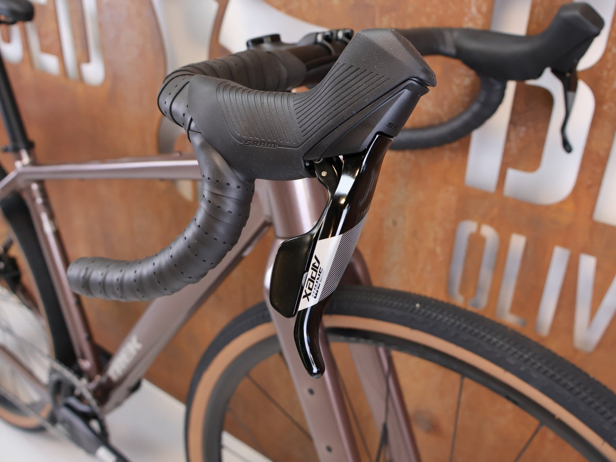 Gravel/Cyclocross von Trek, Trek Checkpoint ALR 5 Gen 3 Bronze Age SRAM Apex / XS vor USEDBIKES-OB.DE Hintergrund