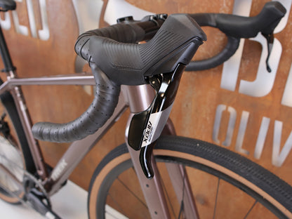Gravel/Cyclocross von Trek, Trek Checkpoint ALR 5 Gen 3 Bronze Age SRAM Apex / XS vor USEDBIKES-OB.DE Hintergrund