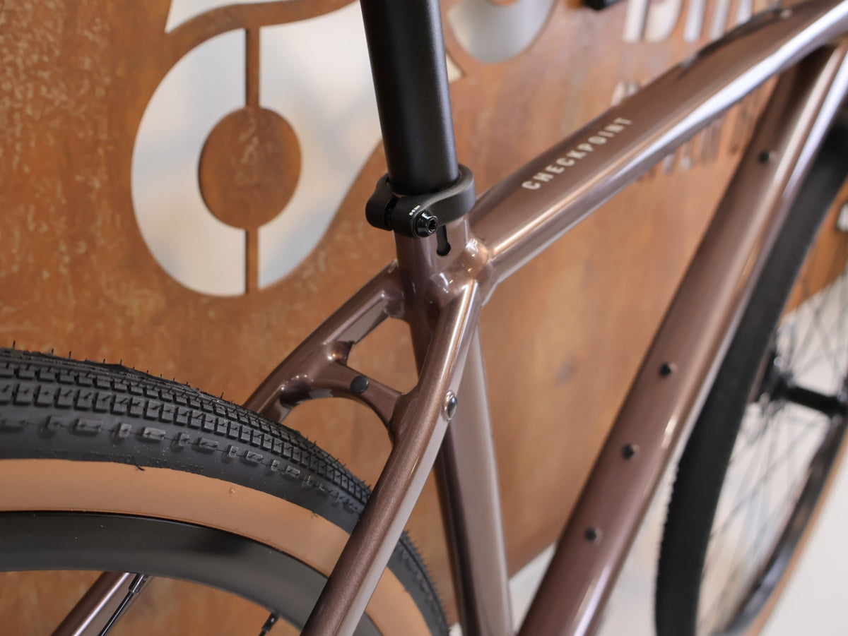 Gravel/Cyclocross von Trek, Trek Checkpoint ALR 5 Gen 3 Bronze Age SRAM Apex / XS vor USEDBIKES-OB.DE Hintergrund