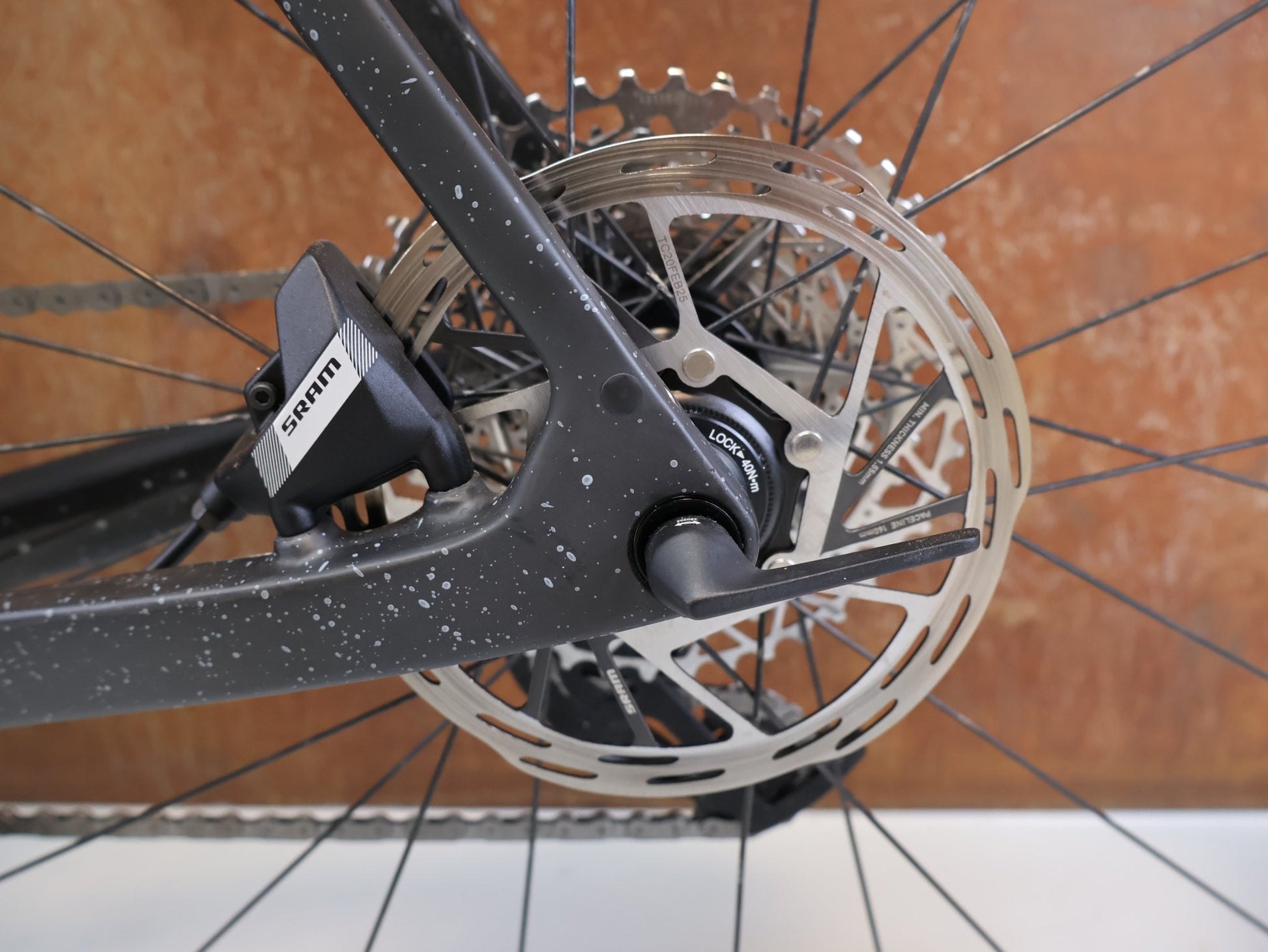 Gravel/Cyclocross von Trek, TREK CHECKPOINT SL 5 AXS GEN 3 / GRÖSSE M/L / OCLV CARBON / APEX AXS vor USEDBIKES - OB.DE Hintergrund