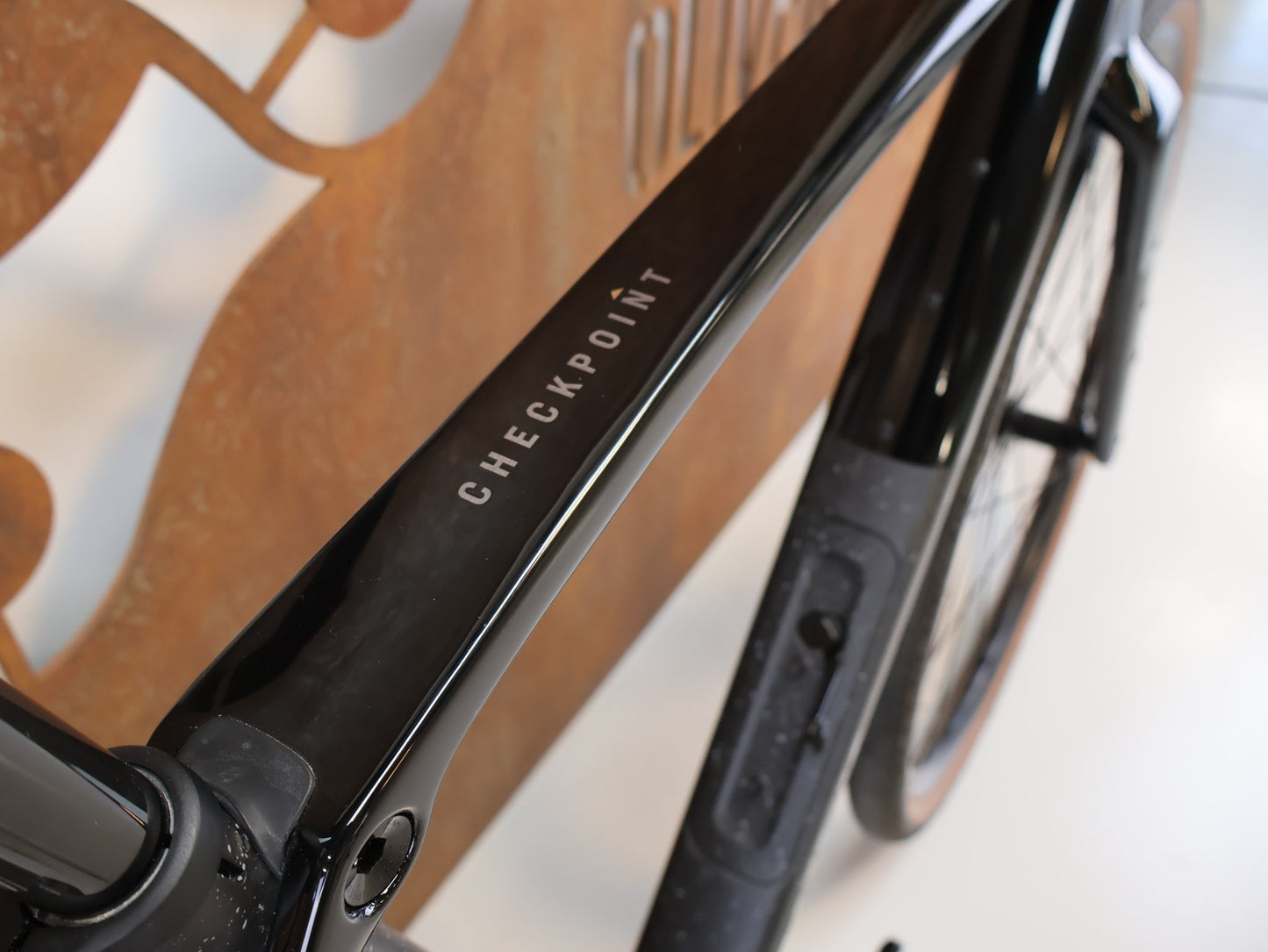 Gravel/Cyclocross von Trek, TREK CHECKPOINT SL 5 AXS GEN 3 / GRÖSSE M/L / OCLV CARBON / APEX AXS vor USEDBIKES - OB.DE Hintergrund