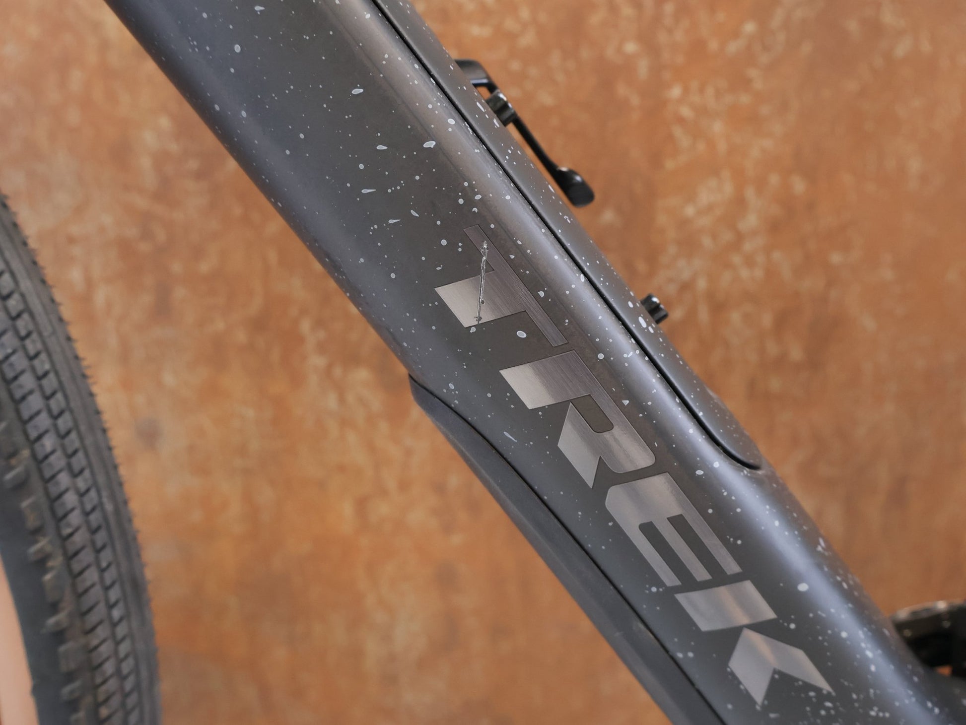 Gravel/Cyclocross von Trek, TREK CHECKPOINT SL 5 AXS GEN 3 / GRÖSSE M/L / OCLV CARBON / APEX AXS vor USEDBIKES - OB.DE Hintergrund