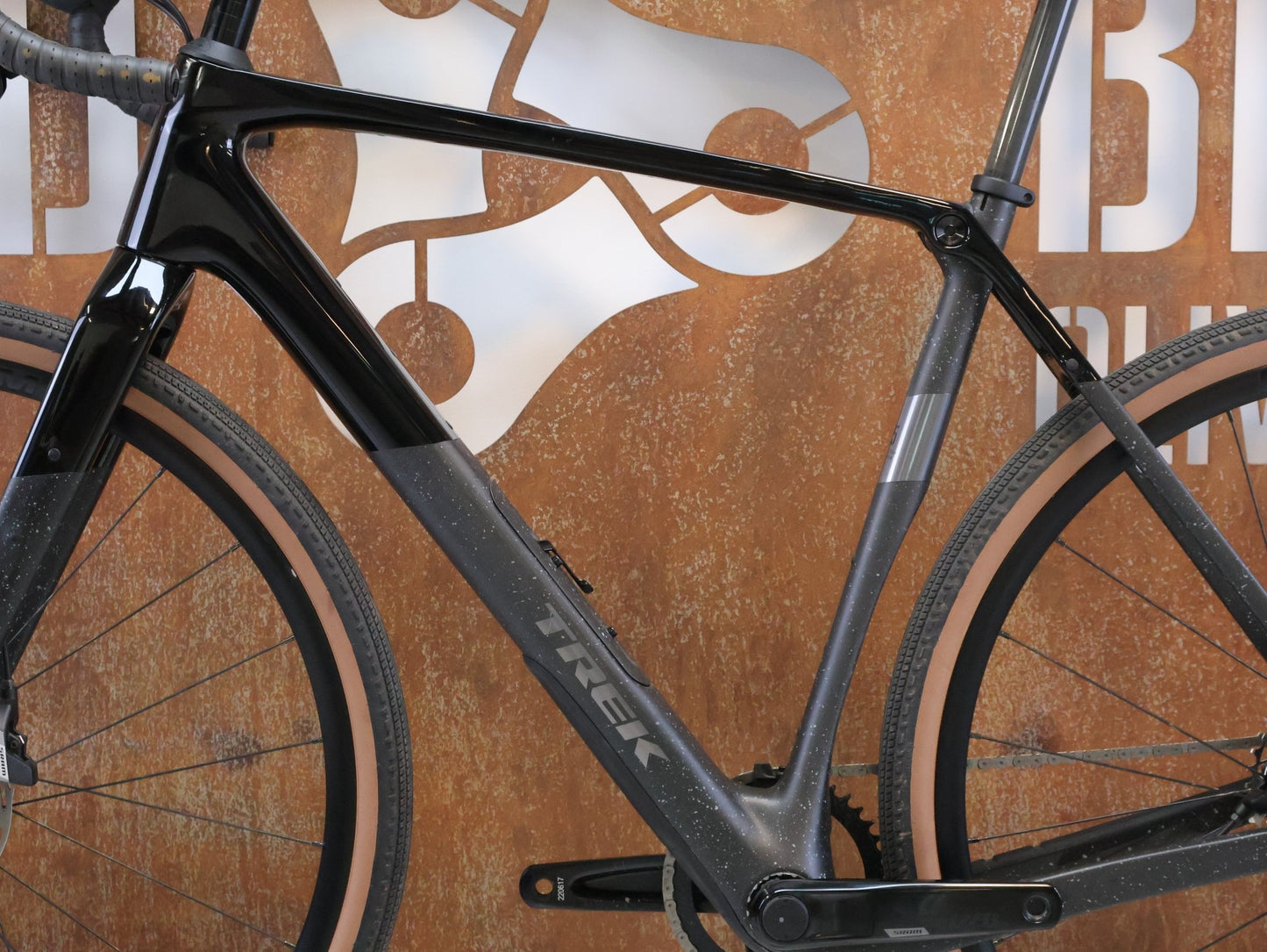 Gravel/Cyclocross von Trek, TREK CHECKPOINT SL 5 AXS GEN 3 / GRÖSSE M/L / OCLV CARBON / APEX AXS vor USEDBIKES - OB.DE Hintergrund