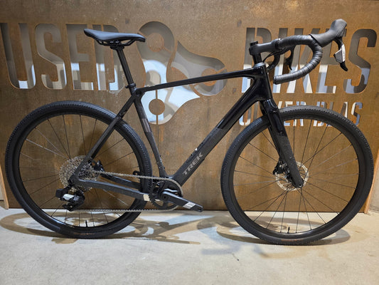 Gravel/Cyclocross von Trek, TREK CHECKPOINT SL 5 AXS GEN 3 / TREK BLACK / M/L vor USEDBIKES - OB.DE Hintergrund