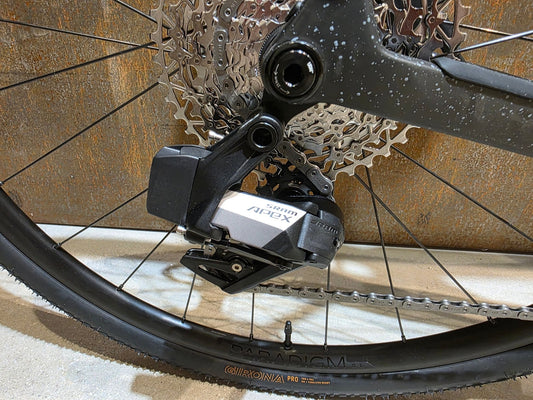 Gravel/Cyclocross von Trek, TREK CHECKPOINT SL 5 AXS GEN 3 / TREK BLACK / M/L vor USEDBIKES - OB.DE Hintergrund