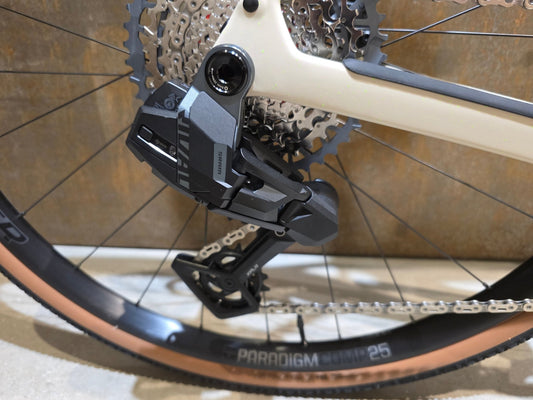 Gravel/Cyclocross von Trek, TREK CHECKPOINT SL 6 AXS GEN 3 / ERA WHITE / M/L vor USEDBIKES - OB.DE Hintergrund