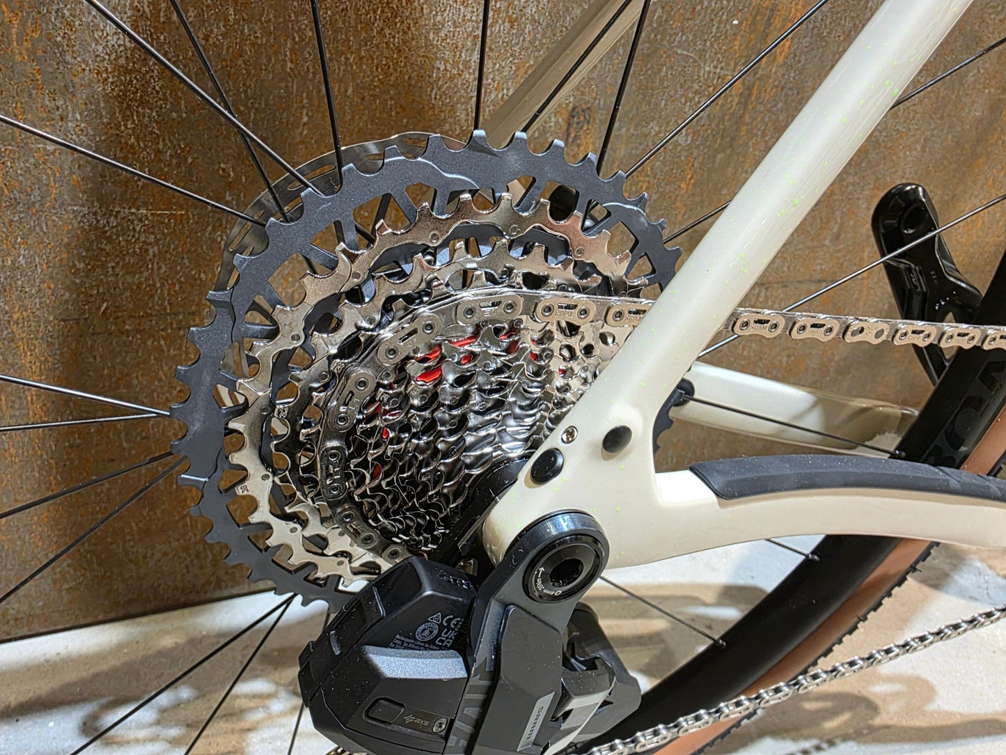 Gravel/Cyclocross von Trek, TREK CHECKPOINT SL 6 AXS GEN 3 / ERA WHITE / M/L vor USEDBIKES - OB.DE Hintergrund