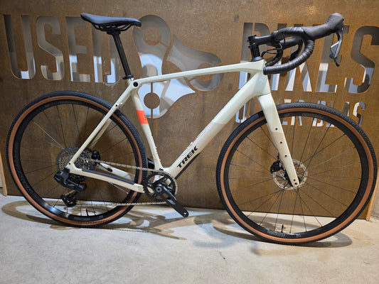 Gravel/Cyclocross von Trek, TREK CHECKPOINT SL 6 AXS GEN 3 / ERA WHITE / M/L vor USEDBIKES - OB.DE Hintergrund