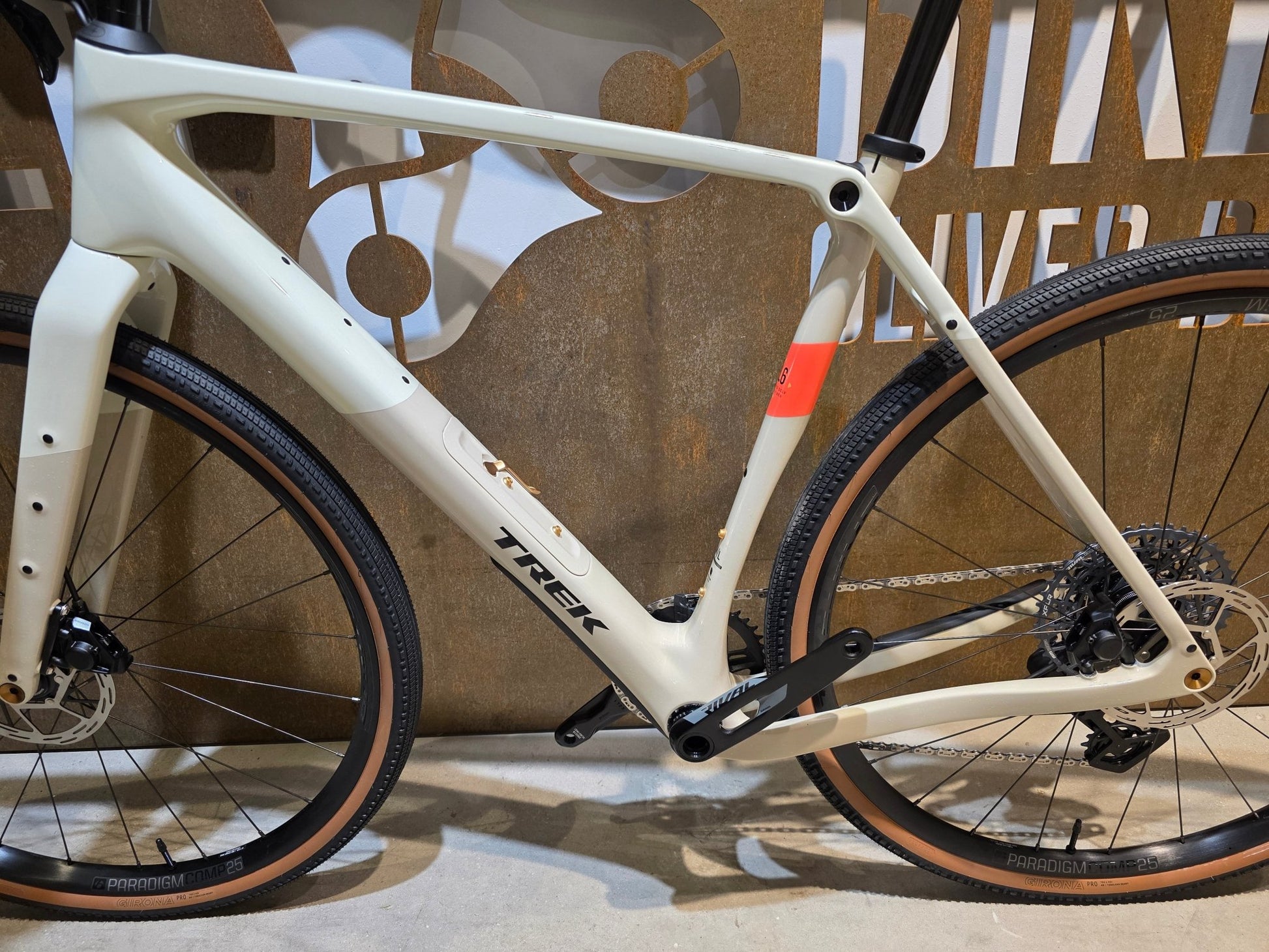 Gravel/Cyclocross von Trek, TREK CHECKPOINT SL 6 AXS GEN 3 / ERA WHITE / M/L vor USEDBIKES - OB.DE Hintergrund