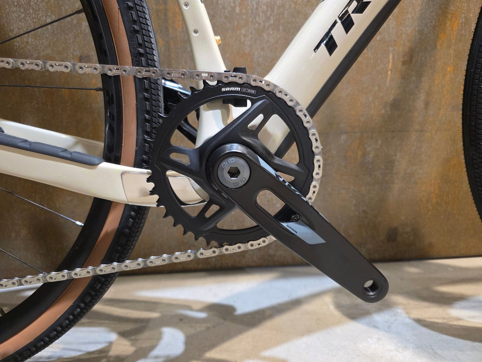 Gravel/Cyclocross von Trek, TREK CHECKPOINT SL 6 AXS GEN 3 / ERA WHITE / M/L vor USEDBIKES - OB.DE Hintergrund