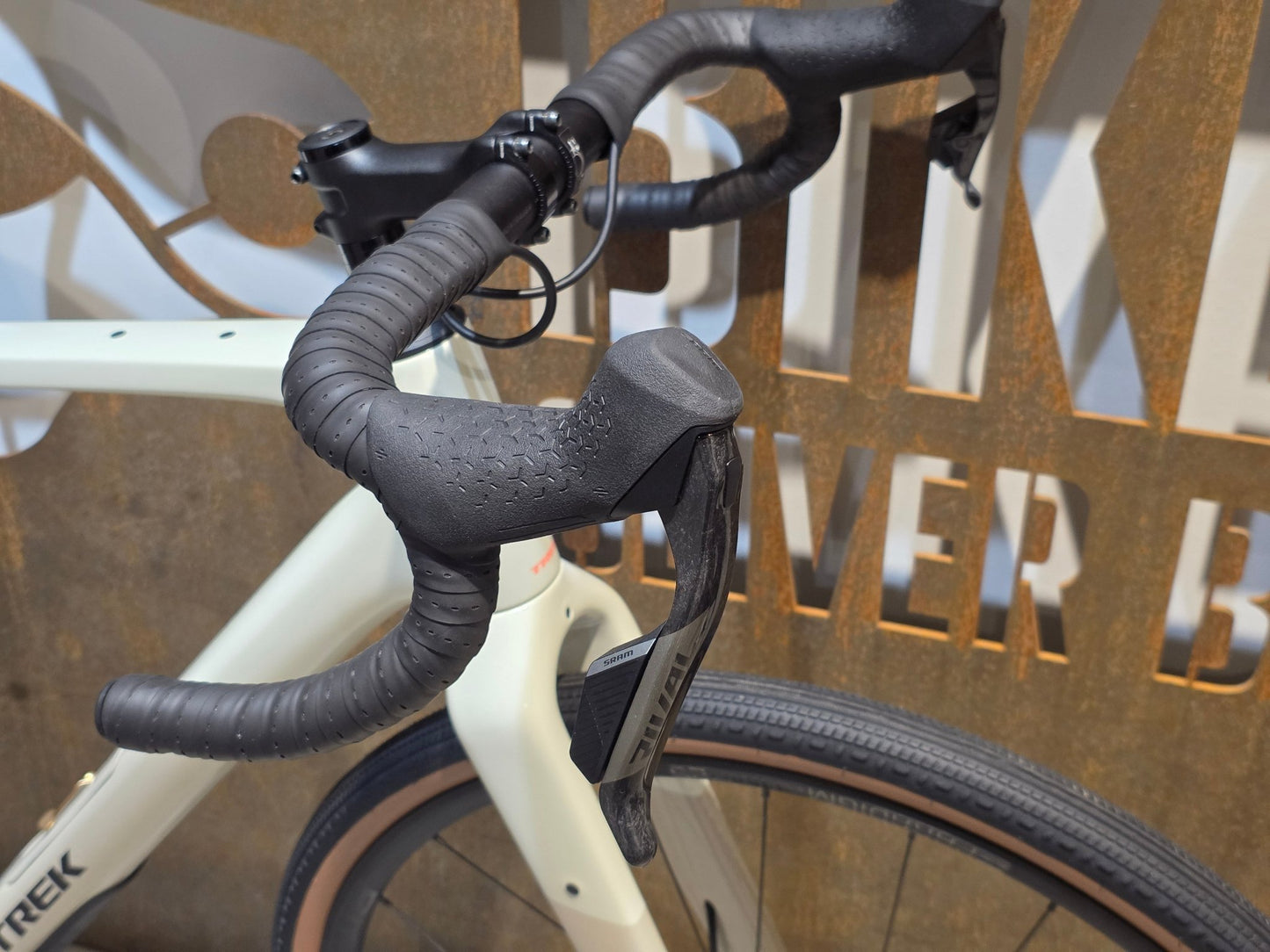 Gravel/Cyclocross von Trek, TREK CHECKPOINT SL 6 AXS GEN 3 / ERA WHITE / M/L vor USEDBIKES - OB.DE Hintergrund