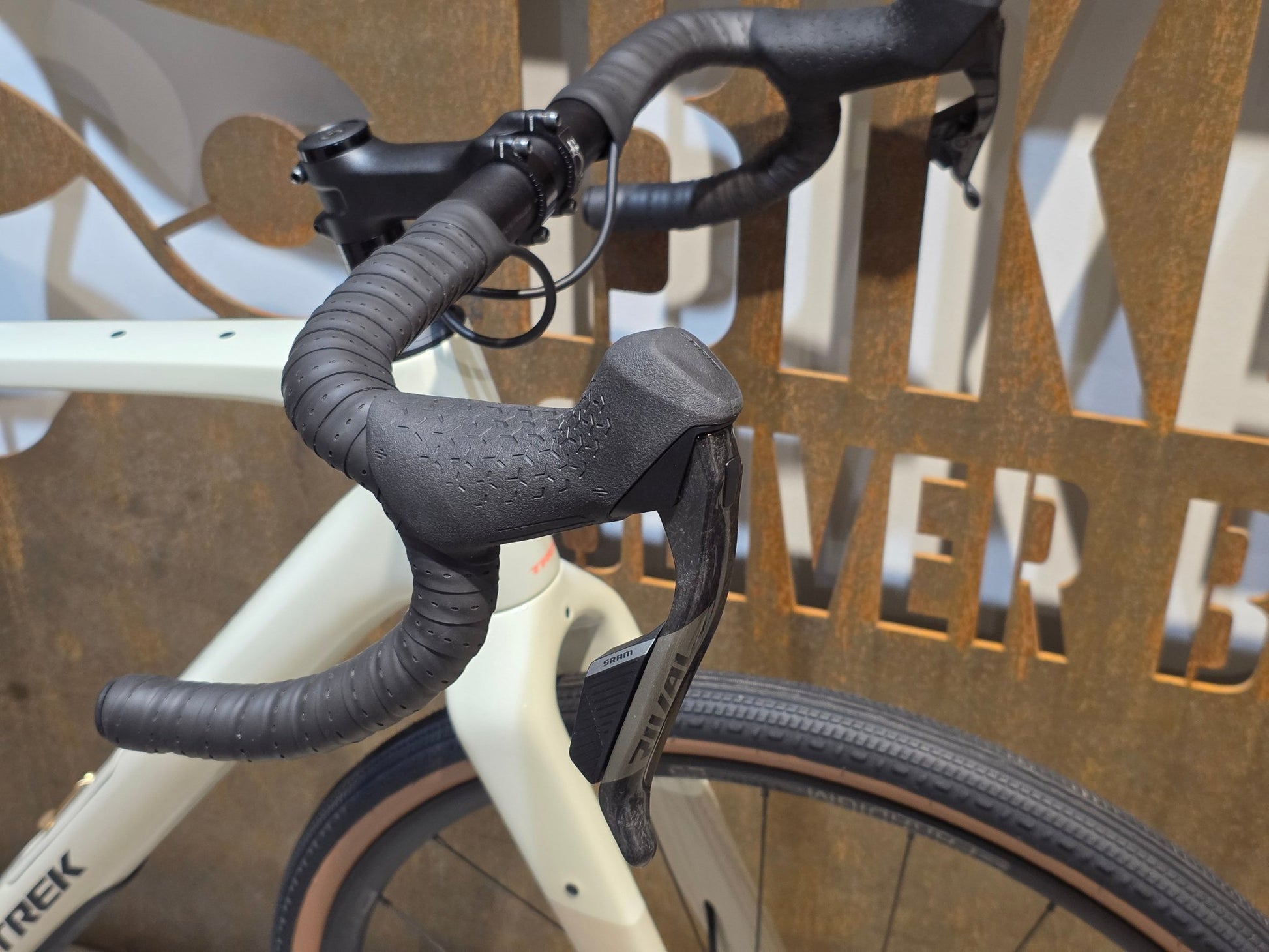 Gravel/Cyclocross von Trek, TREK CHECKPOINT SL 6 AXS GEN 3 / ERA WHITE / M/L vor USEDBIKES - OB.DE Hintergrund