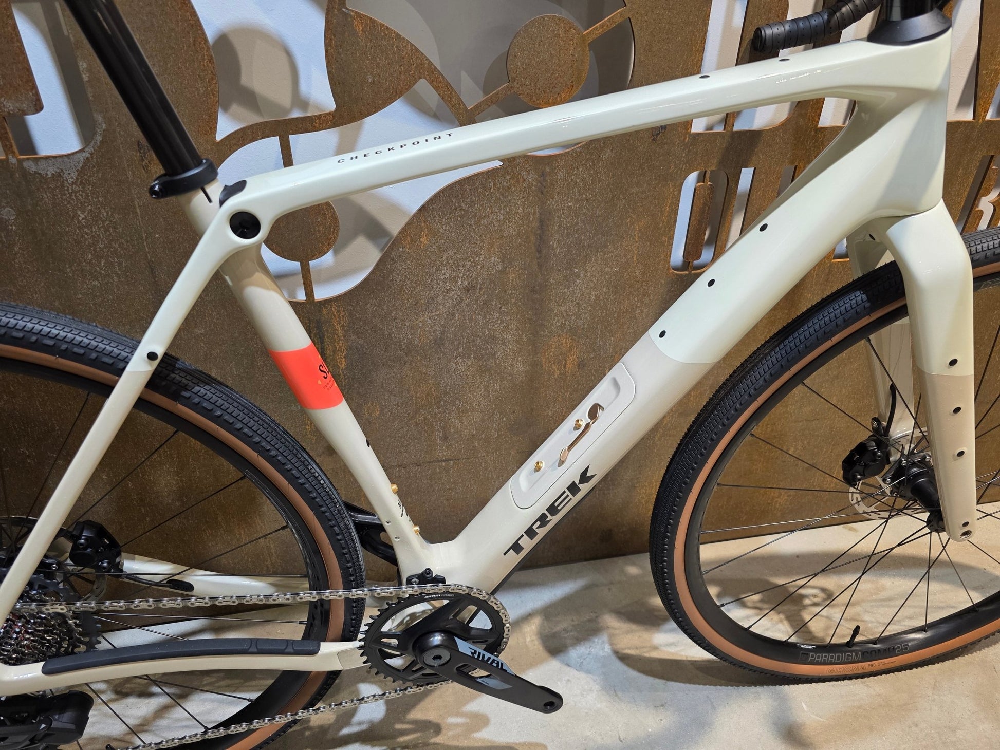 Gravel/Cyclocross von Trek, TREK CHECKPOINT SL 6 AXS GEN 3 / ERA WHITE / M/L vor USEDBIKES - OB.DE Hintergrund