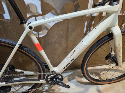 Gravel/Cyclocross von Trek, TREK CHECKPOINT SL 6 AXS GEN 3 / ERA WHITE / M/L vor USEDBIKES - OB.DE Hintergrund