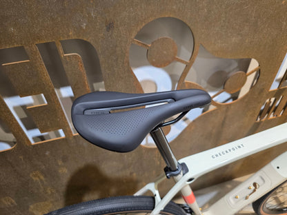 Gravel/Cyclocross von Trek, TREK CHECKPOINT SL 6 AXS GEN 3 / ERA WHITE / M/L vor USEDBIKES - OB.DE Hintergrund