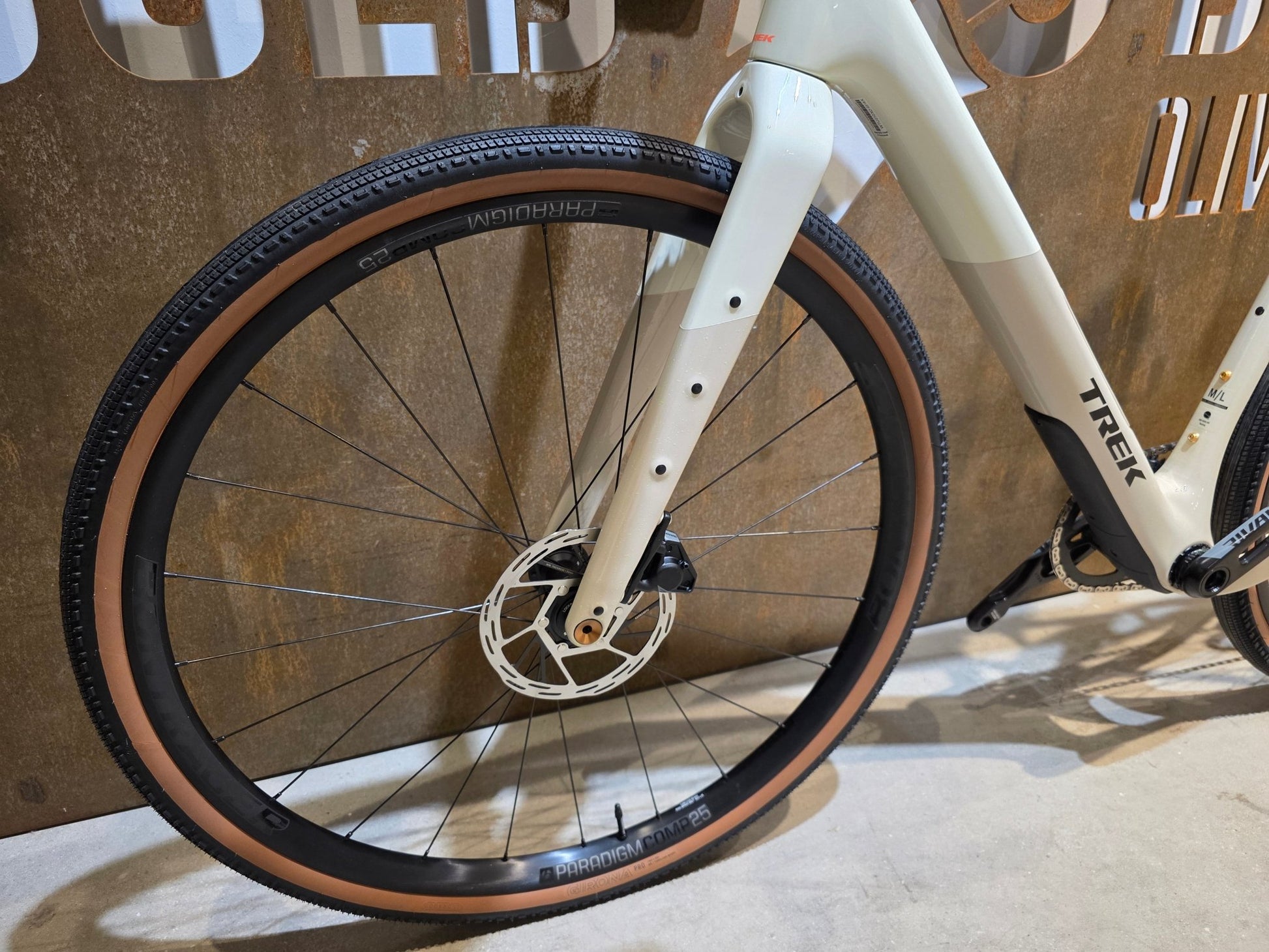 Gravel/Cyclocross von Trek, TREK CHECKPOINT SL 6 AXS GEN 3 / ERA WHITE / M/L vor USEDBIKES - OB.DE Hintergrund
