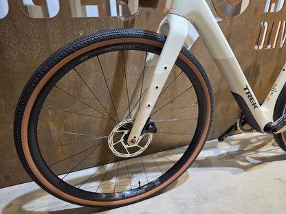 Gravel/Cyclocross von Trek, TREK CHECKPOINT SL 6 AXS GEN 3 / ERA WHITE / M/L vor USEDBIKES - OB.DE Hintergrund