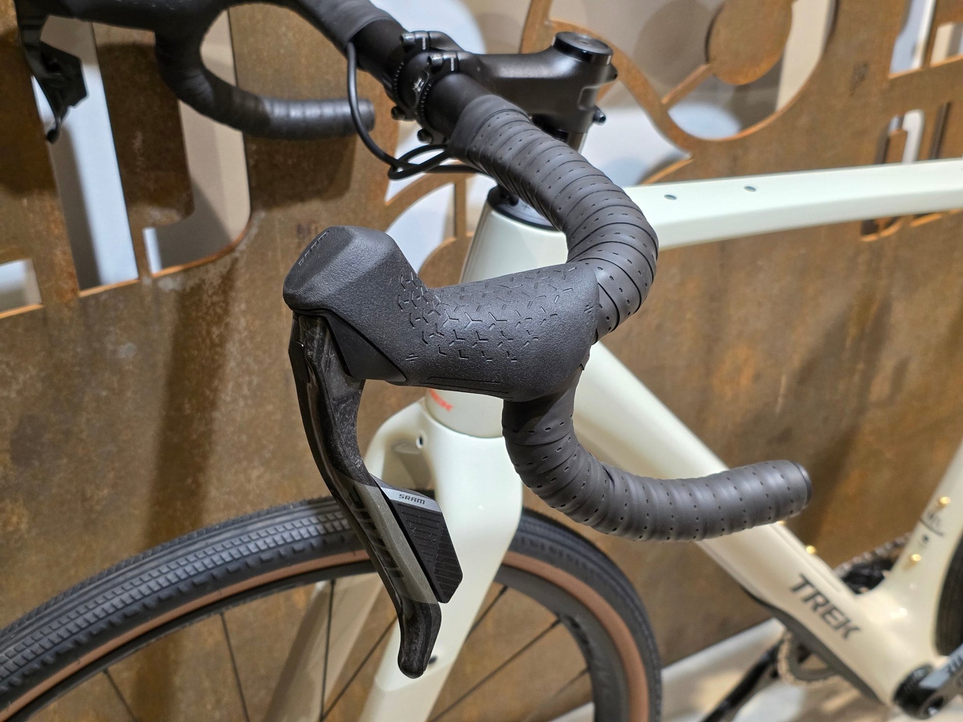 Gravel/Cyclocross von Trek, TREK CHECKPOINT SL 6 AXS GEN 3 / ERA WHITE / M/L vor USEDBIKES - OB.DE Hintergrund