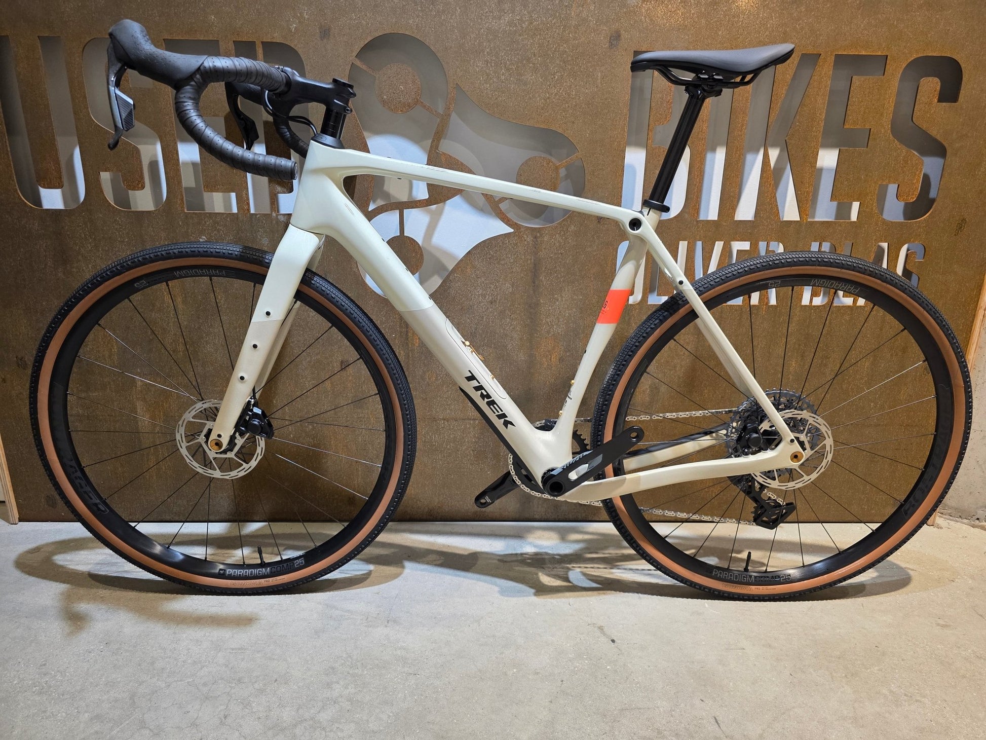 Gravel/Cyclocross von Trek, TREK CHECKPOINT SL 6 AXS GEN 3 / ERA WHITE / M/L vor USEDBIKES - OB.DE Hintergrund