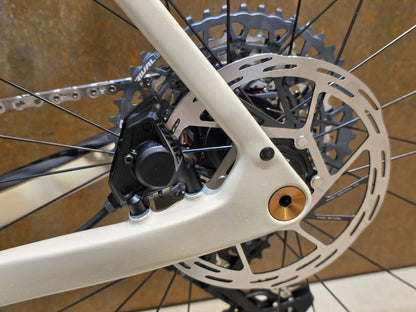 Gravel/Cyclocross von Trek, TREK CHECKPOINT SL 6 AXS GEN 3 / ERA WHITE / M/L vor USEDBIKES - OB.DE Hintergrund