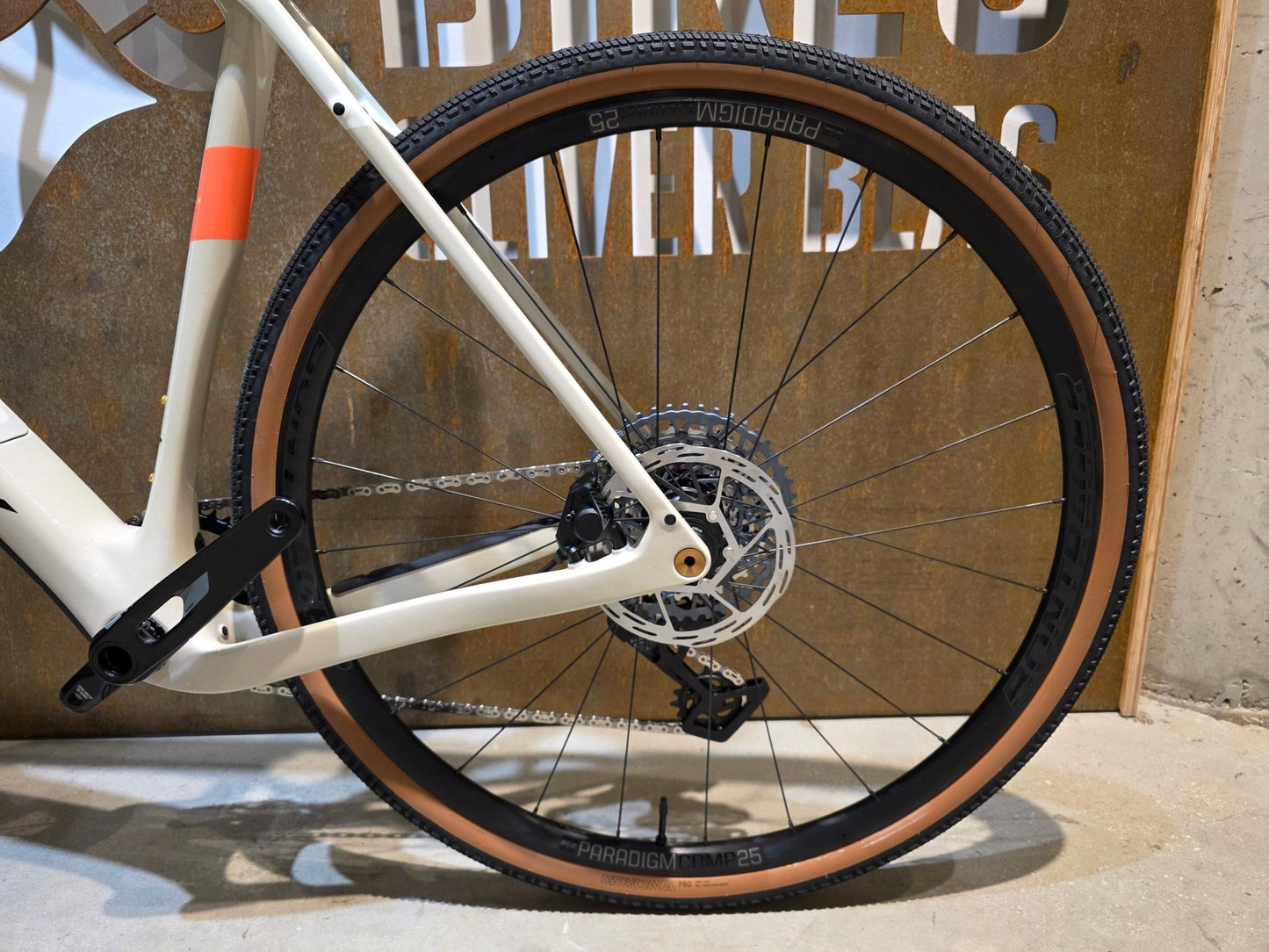 Gravel/Cyclocross von Trek, TREK CHECKPOINT SL 6 AXS GEN 3 / ERA WHITE / M/L vor USEDBIKES - OB.DE Hintergrund