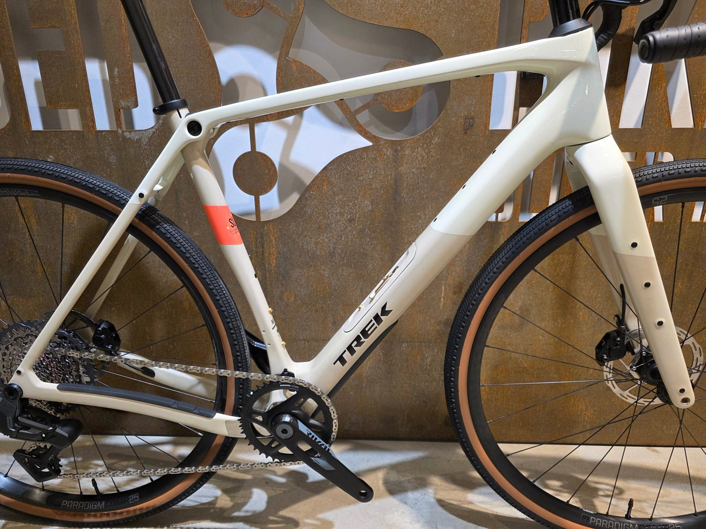 Gravel/Cyclocross von Trek, TREK CHECKPOINT SL 6 AXS GEN 3 / ERA WHITE / M/L vor USEDBIKES - OB.DE Hintergrund