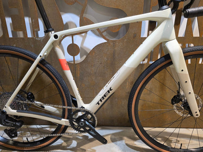 Gravel/Cyclocross von Trek, TREK CHECKPOINT SL 6 AXS GEN 3 / ERA WHITE / M/L vor USEDBIKES - OB.DE Hintergrund