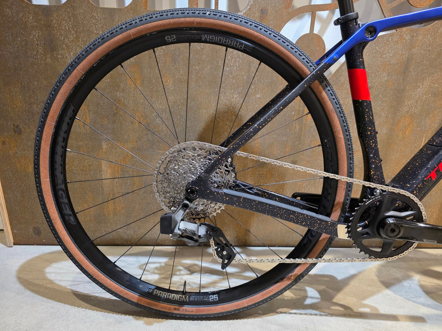 Gravel/Cyclocross von Trek, TREK CHECKPOINT SL 6 AXS GEN 3 / XS vor USEDBIKES - OB.DE Hintergrund