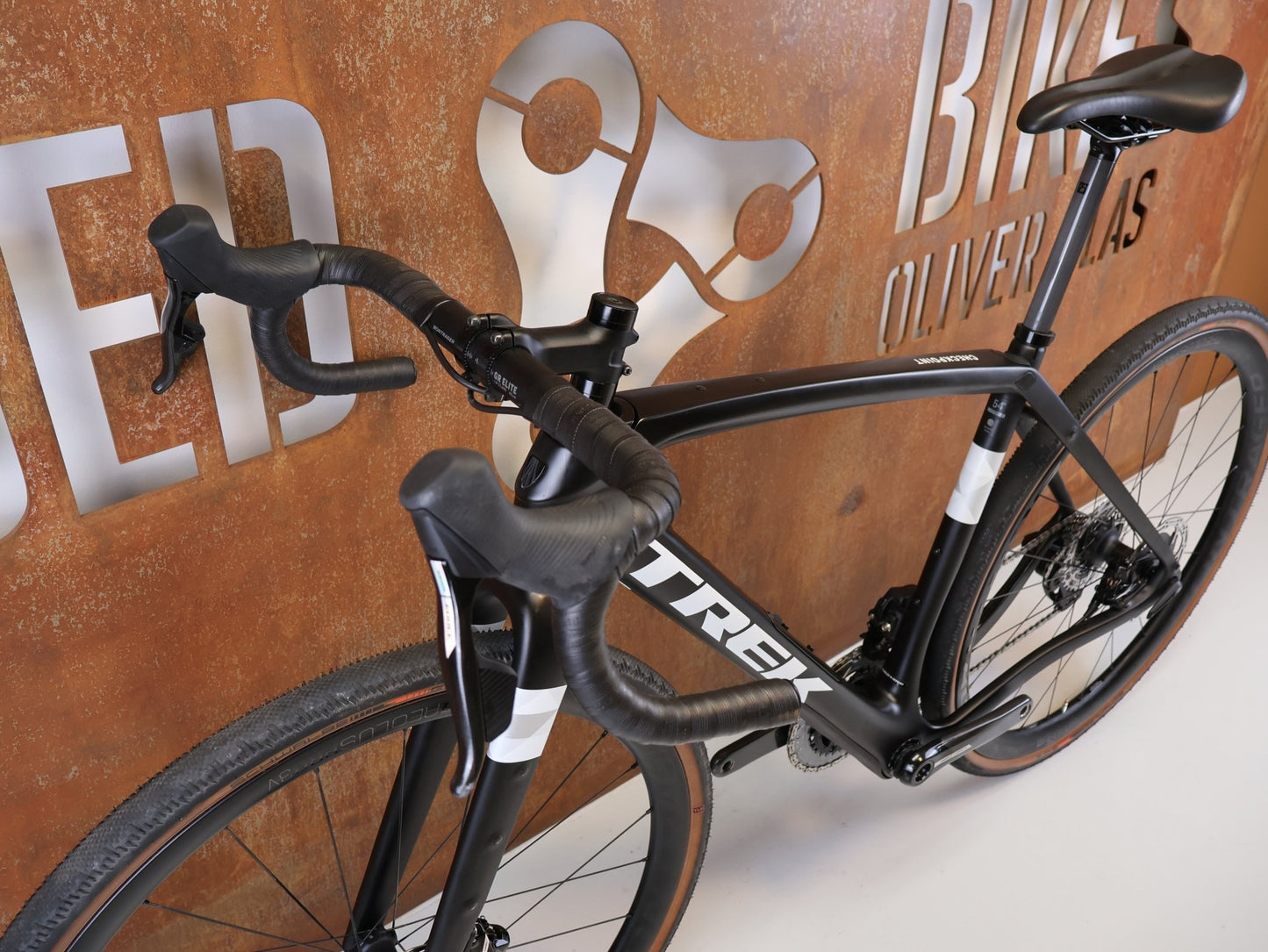 Gravel/Cyclocross von Trek, TREK CHECKPOINT SL 7 AXS GEN 2 / 54 CM 2X12 CUSTOM vor USEDBIKES-OB.DE Hintergrund