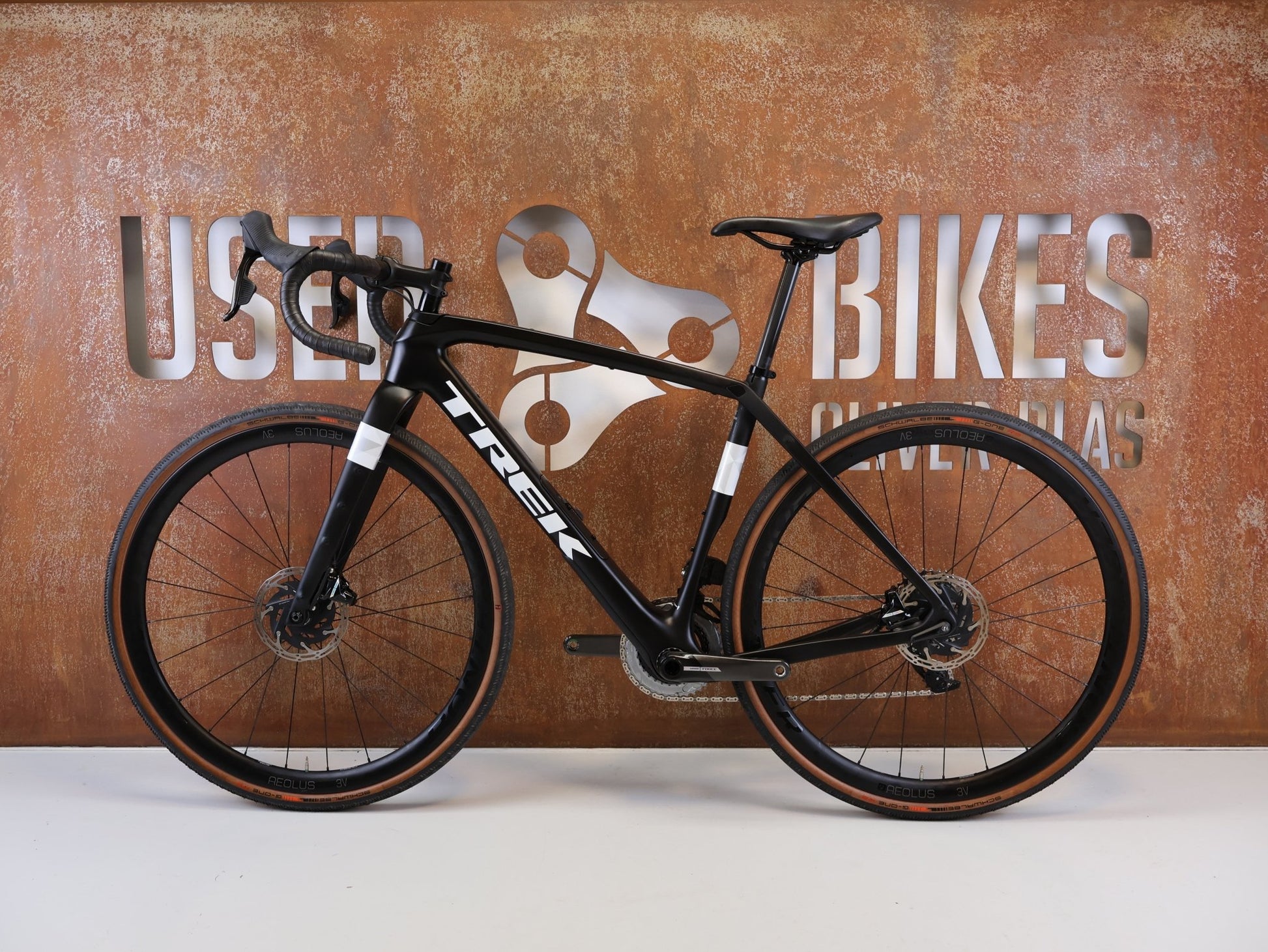 Gravel/Cyclocross von Trek, TREK CHECKPOINT SL 7 AXS GEN 2 / 54 CM 2X12 CUSTOM vor USEDBIKES-OB.DE Hintergrund