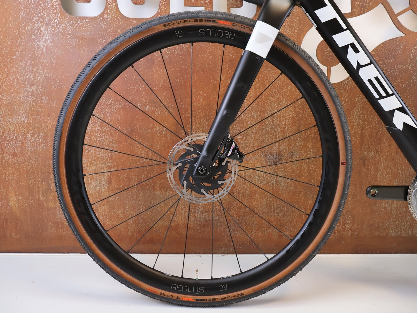 Gravel/Cyclocross von Trek, TREK CHECKPOINT SL 7 AXS GEN 2 / 54 CM 2X12 CUSTOM vor USEDBIKES-OB.DE Hintergrund