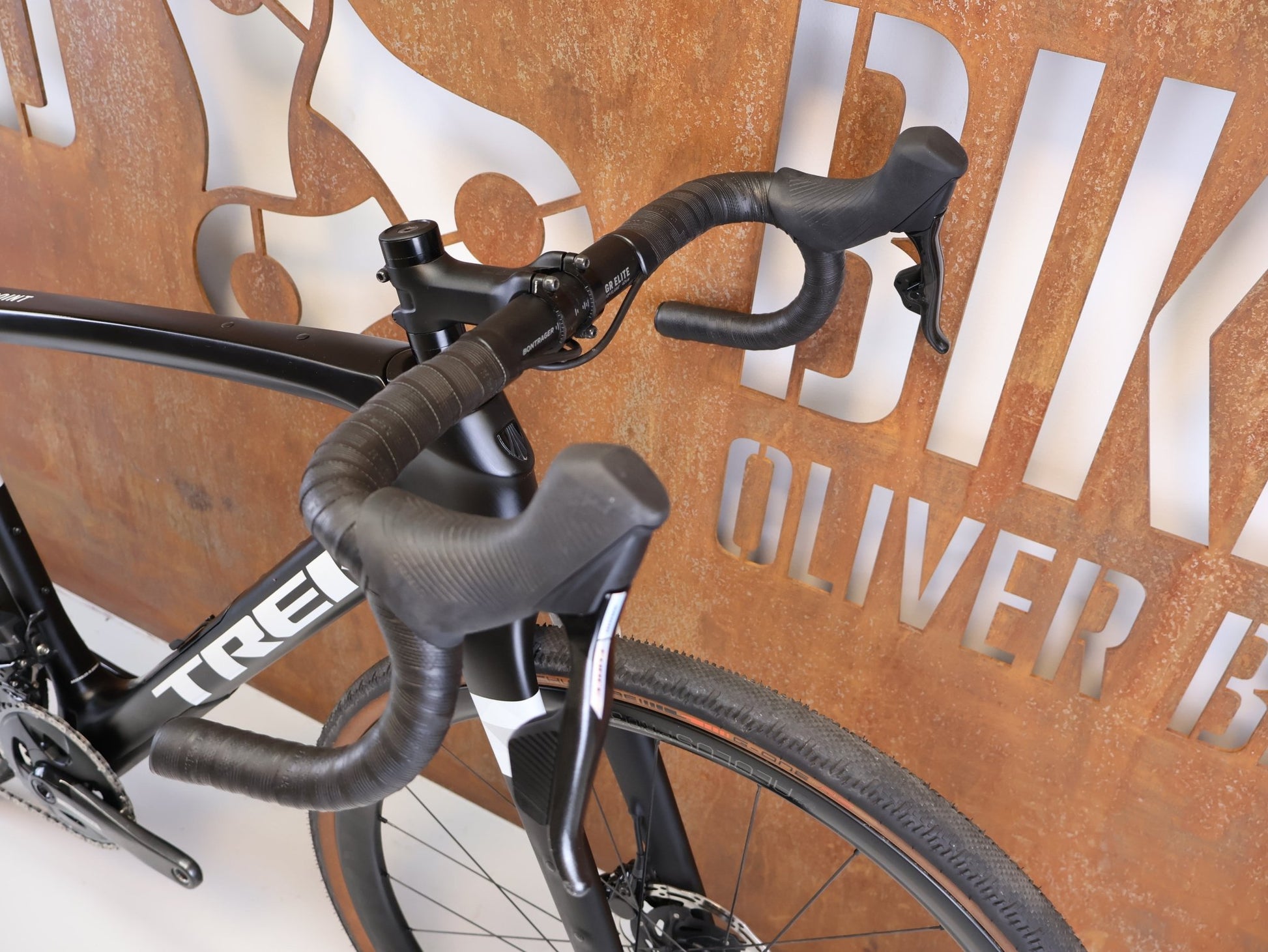 Gravel/Cyclocross von Trek, TREK CHECKPOINT SL 7 AXS GEN 2 / 54 CM 2X12 CUSTOM vor USEDBIKES-OB.DE Hintergrund