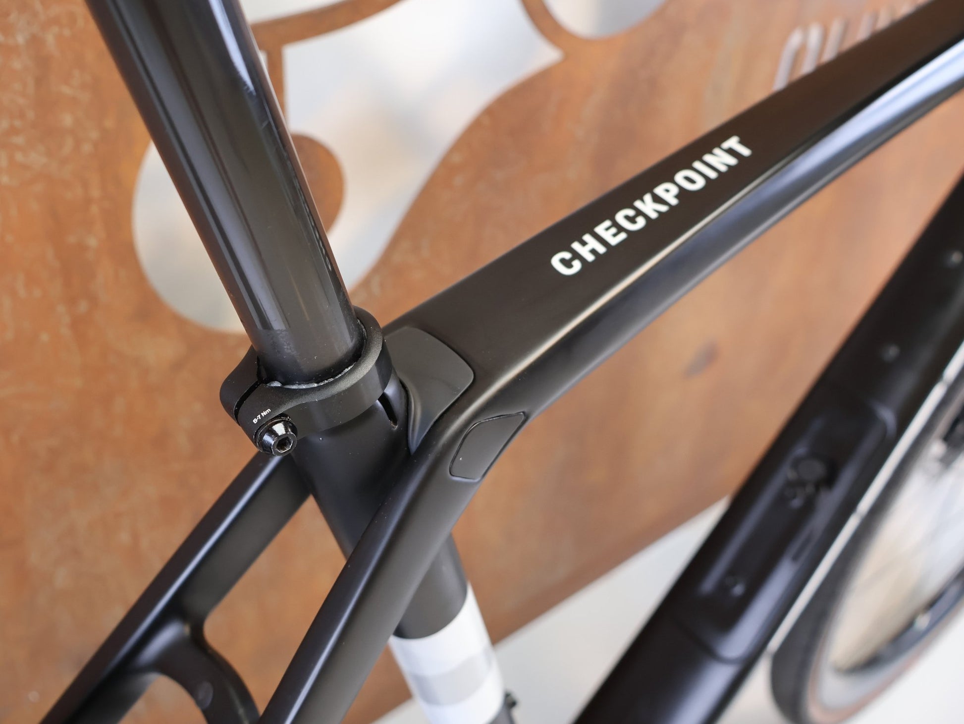 Gravel/Cyclocross von Trek, TREK CHECKPOINT SL 7 AXS GEN 2 / 54 CM 2X12 CUSTOM vor USEDBIKES-OB.DE Hintergrund