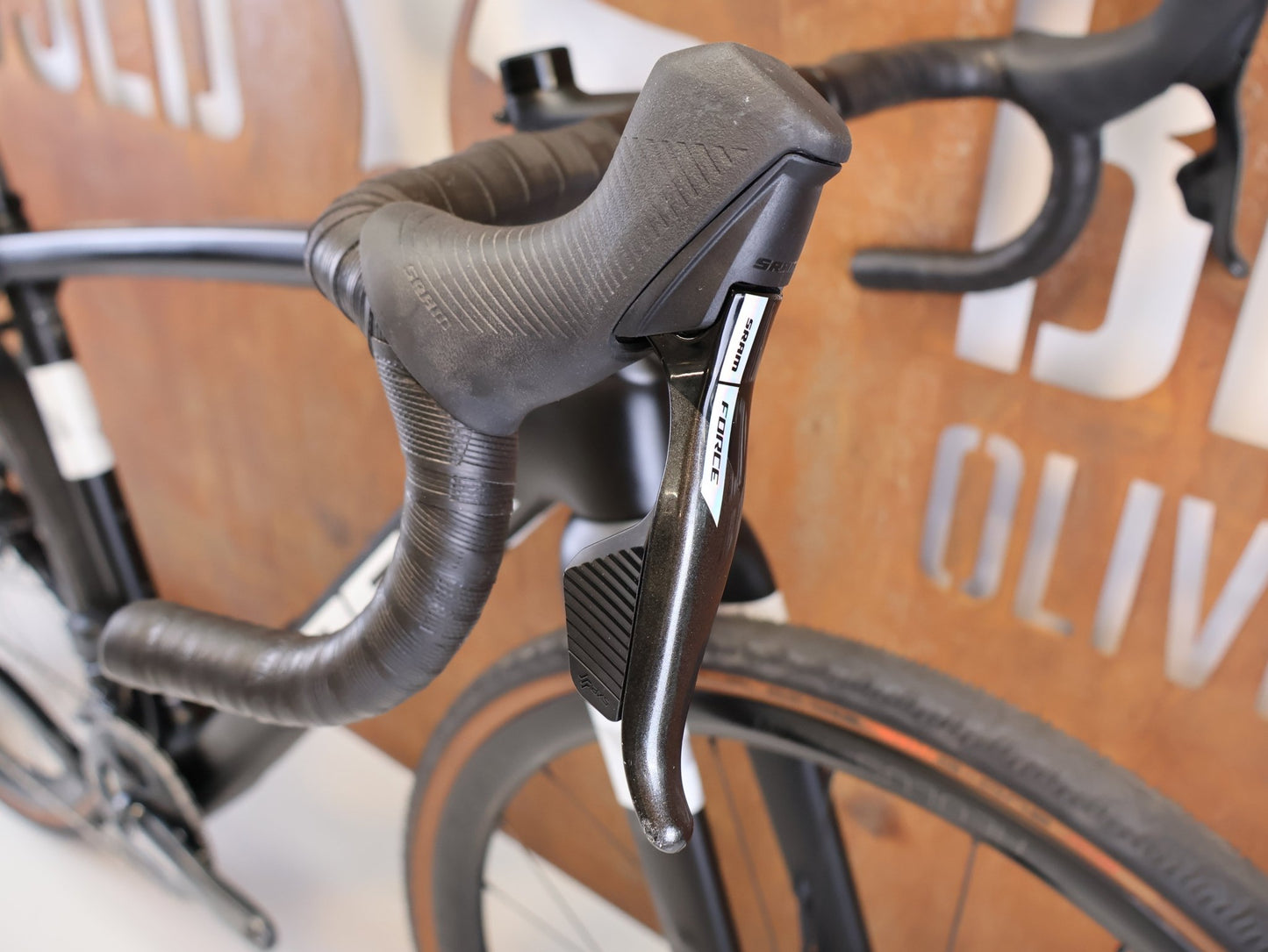 Gravel/Cyclocross von Trek, TREK CHECKPOINT SL 7 AXS GEN 2 / 54 CM 2X12 CUSTOM vor USEDBIKES-OB.DE Hintergrund