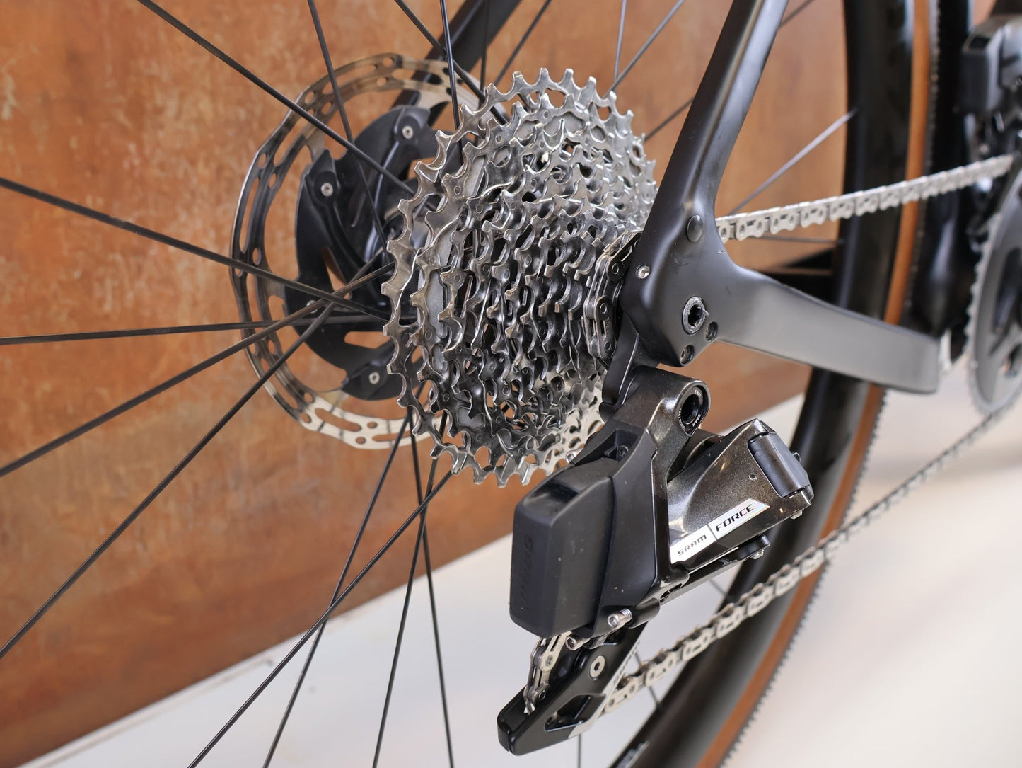 Gravel/Cyclocross von Trek, TREK CHECKPOINT SL 7 AXS GEN 2 / 54 CM 2X12 CUSTOM vor USEDBIKES-OB.DE Hintergrund