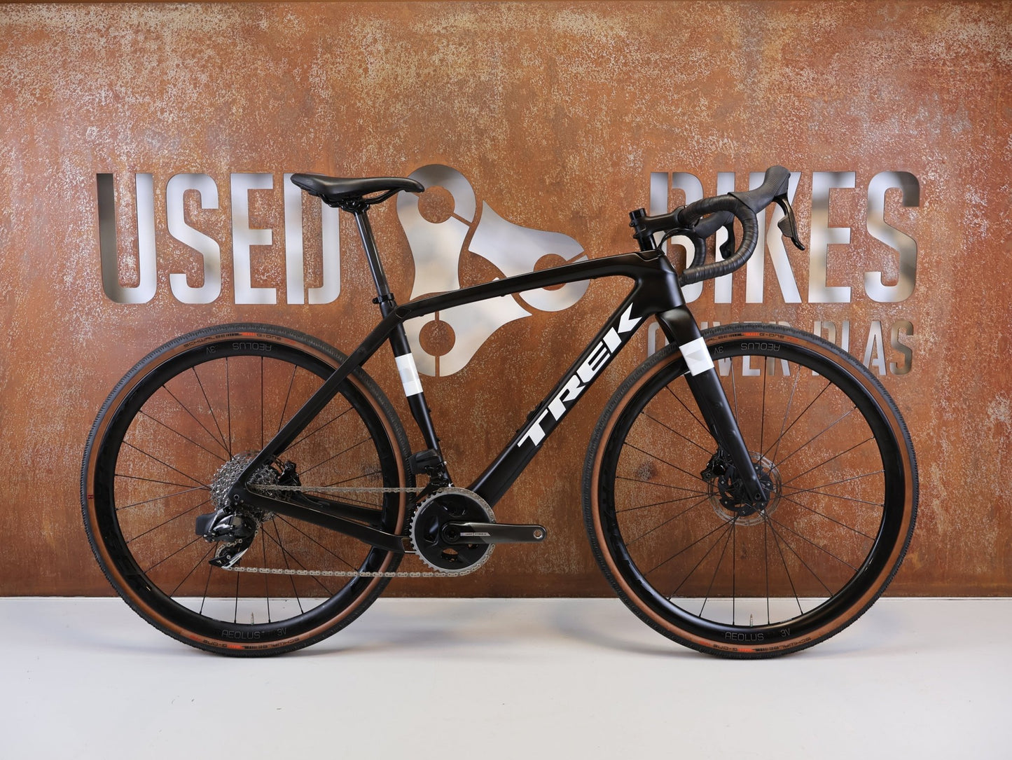 Gravel/Cyclocross von Trek, TREK CHECKPOINT SL 7 AXS GEN 2 / 54 CM 2X12 CUSTOM vor USEDBIKES-OB.DE Hintergrund