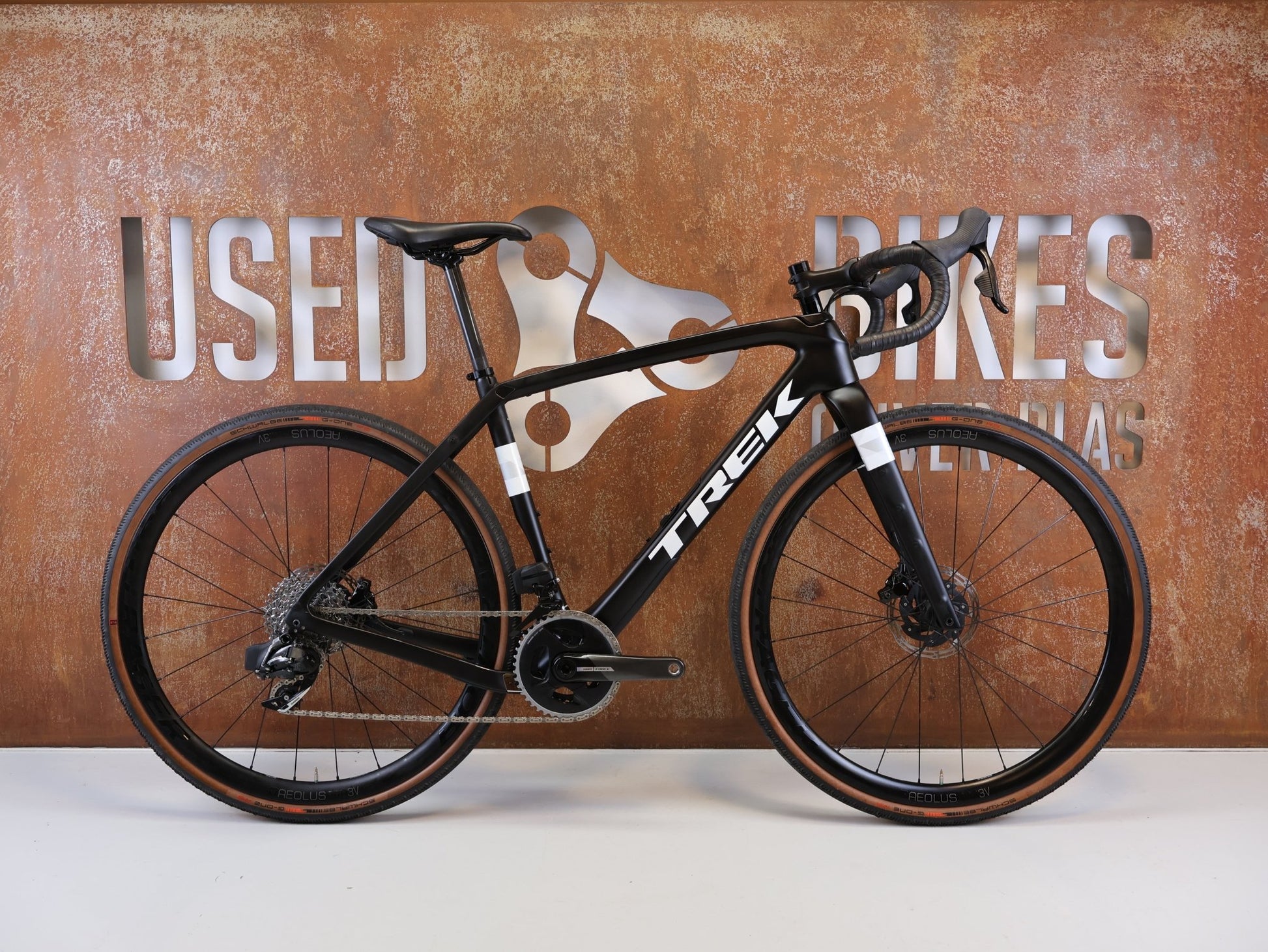 Gravel/Cyclocross von Trek, TREK CHECKPOINT SL 7 AXS GEN 2 / 54 CM 2X12 CUSTOM vor USEDBIKES-OB.DE Hintergrund