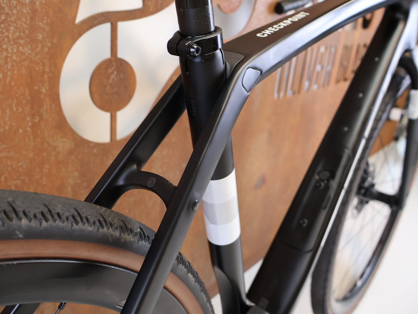 Gravel/Cyclocross von Trek, TREK CHECKPOINT SL 7 AXS GEN 2 / 54 CM 2X12 CUSTOM vor USEDBIKES-OB.DE Hintergrund
