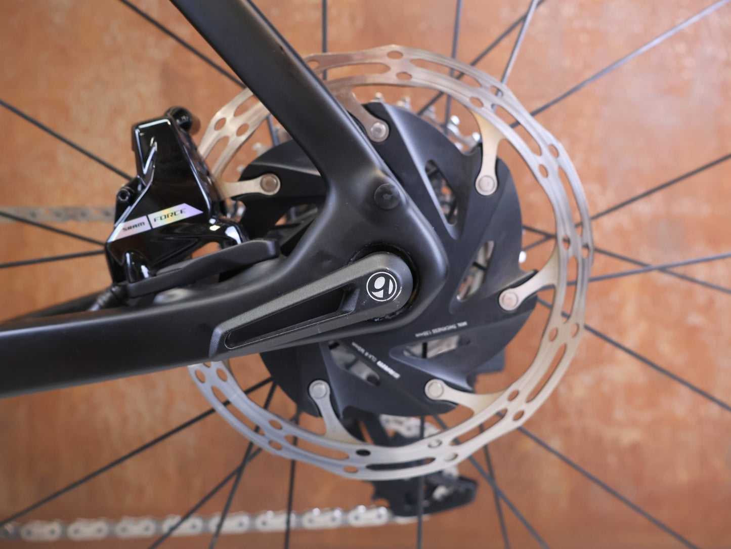 Gravel/Cyclocross von Trek, TREK CHECKPOINT SL 7 AXS GEN 2 / 54 CM 2X12 CUSTOM vor USEDBIKES-OB.DE Hintergrund