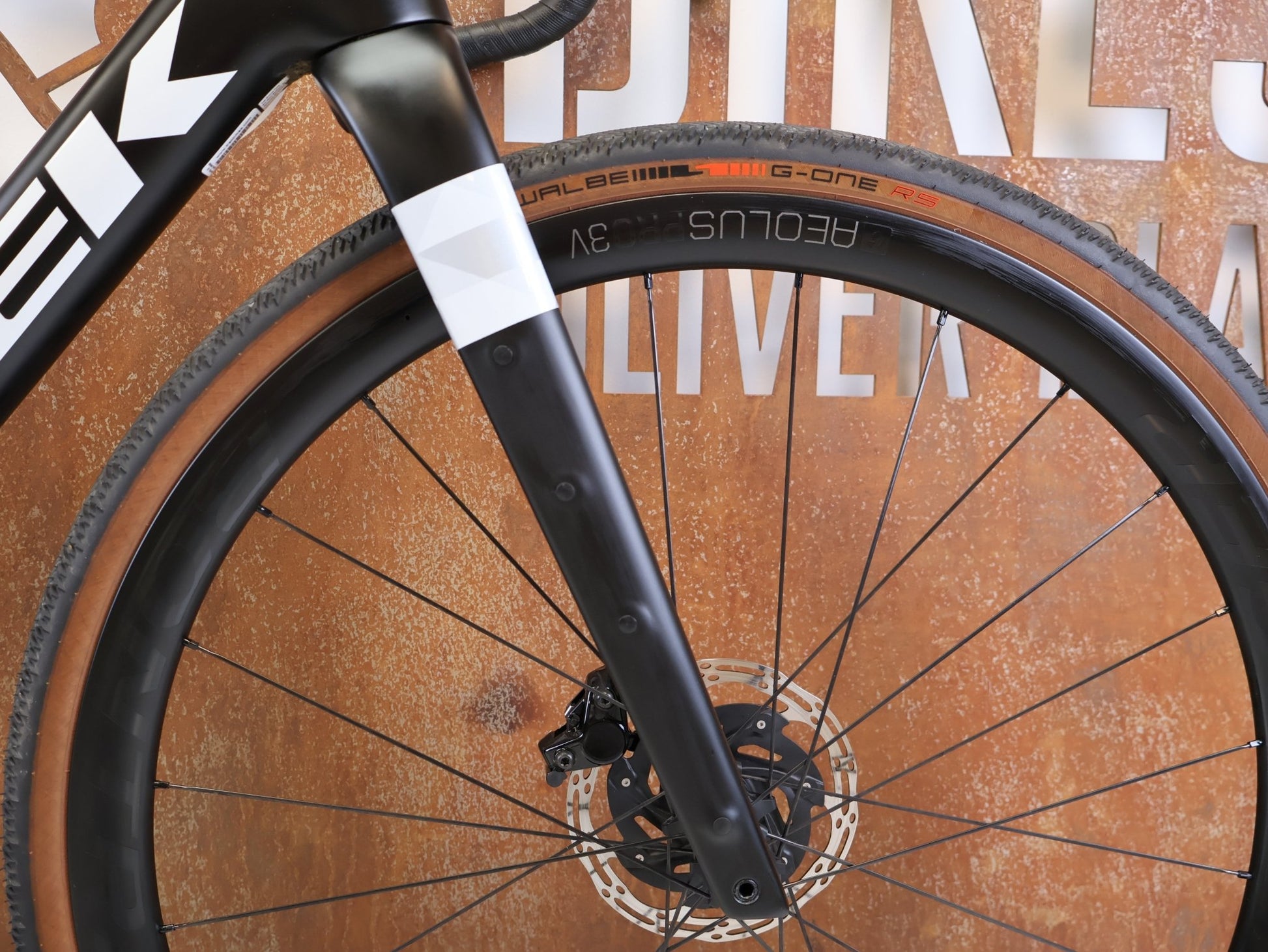 Gravel/Cyclocross von Trek, TREK CHECKPOINT SL 7 AXS GEN 2 / 54 CM 2X12 CUSTOM vor USEDBIKES-OB.DE Hintergrund